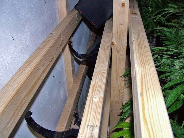Next three pics show hangers for guttering which returns nutrient from the bottom of the pots to the res.